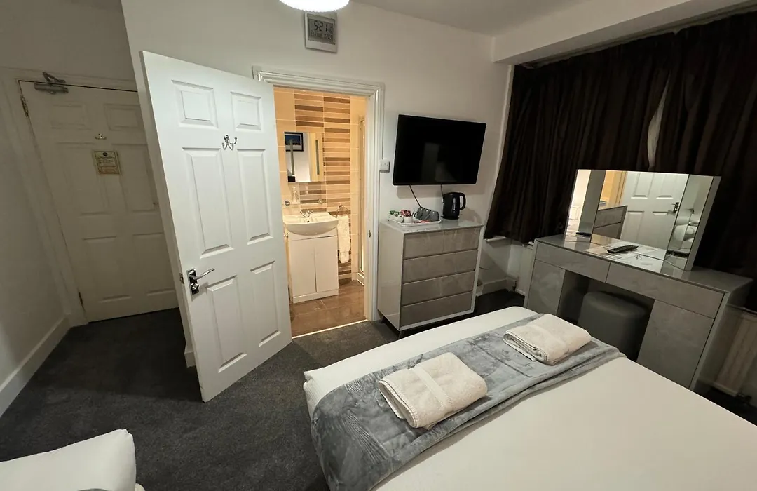Oakhurst Gatwick And Holiday Parking And Transport Between Six Am And Eleven Pm-1